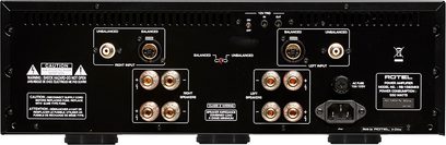 Høykvalitets effektforsterker Rotel RB1582 MKII sølv, baksidevisning, balanserte og ubalanserte lydkontakter, terminaler for venstre og høyre høyttalere, strømtilkobling, 12V-bryter