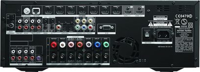 Harman Kardon AVR-370 hjemmebiografsforstærker set forfra, mange stik og knapper på den sorte front, blå LED-display