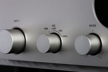 Ampli hi-fi стерео Marantz Model 30 сребрист. Зумиране на фасадата, ротационни бутони и селектор на режим MC, MM, LOW, MID, HIGH