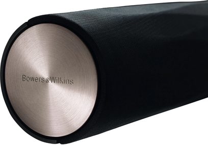Bowers & Wilkins Formation Bar sort soundbar, tæt forfra, med integreret sølvfarvet rund højttaler i stoffet
