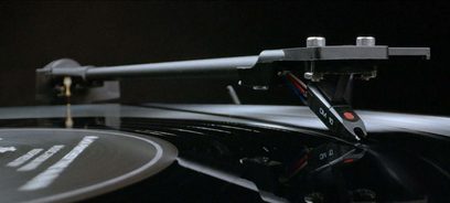 Pro-Ject A1 sort pladespiller, set fra siden, tonarm med monteret pickup, aluminiumsplade, mat finish