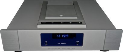 Metronome Technologie CD8 USB sidabrinės spalvos CD grotuvas, priekinis vaizdas, mėlynas ekranas rodo "56 7535", sidabrinės spalvos priekinė dalis ir padėklas