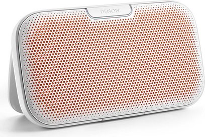Denon Envaya DSB200WT hvid højttaler, set forfra, med perforeret orange gitter, sølvfarvet logo øverst i midten