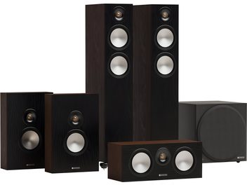 Monitor Audio Bronze 300 5.1 kolomluidsprekerset in notenhout, houten behuizingen met donkere notenhoutafwerking, lichte grijze conussen, vergulde tweeters en bijpassende kubusvormige subwoofer, driekwarts voorzijde