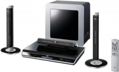 Sort JVC DD3 hjemmebiografsystem bestående af en DVD-afspiller, to høje højttalere og en fjernbetjening, set forfra