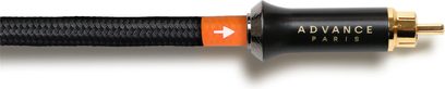 Cavo coassiale digitale Advance Paris LINK Coaxial 1m nero con guaina intrecciata in nylon, vista laterale in primo piano, connettore RCA dritto con corpo metallico nero con logo dorato, base e pin dorati, anello arancione direzionale con freccia bianca