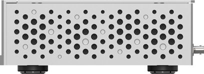 Boîtier rectangulaire argenté en métal, vue latérale, panneau perforé de trous circulaires noirs, pieds cylindriques noirs et connecteur coaxial argenté saillant sur le bord droit