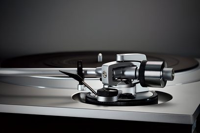 Giradischi Technics SL-1500CEG-S argento, vista dall'alto in primo piano, braccio di lettura con testina e contrappeso