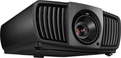 Benq W11000 sort videoprojektor, set forfra og lidt fra siden, objektivet er forskudt mod højre med rødt linseelement