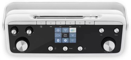 Valkomusta digitaalinen DAB-radio, jossa on värinäyttö, hopeanväriset painikkeet, kantokahva ja alas taitettu antenni, edestä kuvattuna