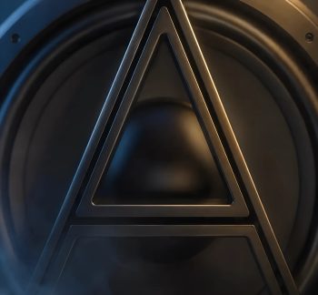 Alto-falante preto em close-up com grade triangular e design geométrico moderno
