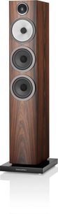Boxă colună Bowers & Wilkins 704 S3 culoare moca, vedere frontală, lemn închis la culoare, 3 difuzoare rotunde argintii aliniate vertical