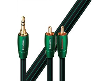 Trīs Audioquest Evergreen audio kabeļi ar 6,3 mm džeka un RCA savienotājiem, 2 m gari, tumši zaļā krāsā ar melnām svītrām, novietoti paralēli uz balta fona