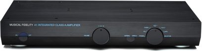 Čierny integrovaný stereofónny zosilňovač Musical Fidelity A1 s drážkovanou hornou stranou, dvoma veľkými otočnými ovládačmi a modrými nápismi