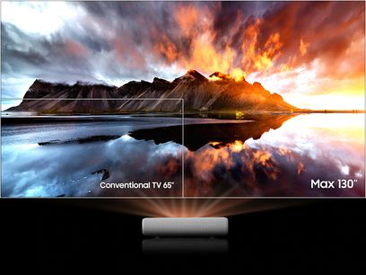 Videoprojektor Samsung The Premiere SP-LSP9TFA promítá hořící horskou krajinu odrážející se v jezeře, v porovnání s konvenční 65palcovou televizí
