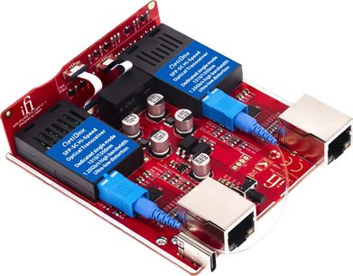 iFi Audio LAN iPurifier Pro strømforsyning, perspektivvisning, rød printplade, 2 Ethernet-porte, 2 sorte moduler med blå etiketter, blå kabler tilsluttet