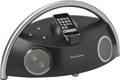 Harman Kardon Go + Play Micro sort og sølvfarvet multimediehøjttaler, set forfra, med dock til iPhone og berøringsknapper