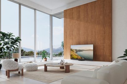 Panasonic TV-55Z95B højopløsnings-tv i sort, med slankt metalramme og flad skærm på centralt stativ, set forfra let fra siden