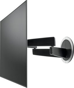 Zwarte Vogel's NEXT 7355 muurbeugel met draaibare arm, zijaanzicht, bevestigd aan lichtgrijze verticale paneel