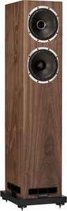 Fyne Audio F501S gulvhøjttaler i brun valnød, to sorte højttalere, frontvendte porte på sort sokkel, trekvart-visning