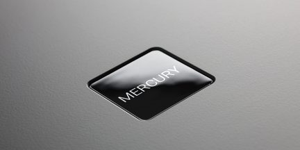 Logo Mercury sur plaque noire brillante en forme de losange sur surface grise texturée