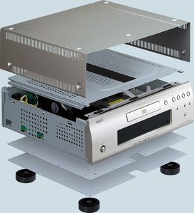 Denon DVD-2500BT sølvfarvet 4K Blu-ray-afspiller, set forfra i perspektiv, med børstet metalfront og sorte knapper
