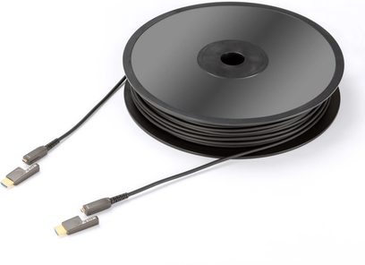 Bobină de cablu HDMI negru înfășurat cu conectori gri, pe fundal alb