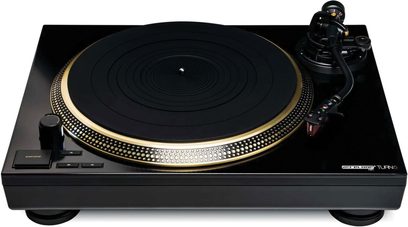 Hi-fi винилов грамофон Reloop TURN5 черен, изглед отгоре, матово черен плот с филцов подложка, черно-златна тонарм