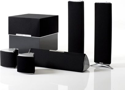Sada kompaktních reproduktorů Jamo A405 HCS12 černá, 5 krychlových reproduktorů a 2 obdélníkové sloupové reproduktory, pohled zepředu