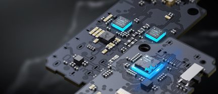 Čierna elektronická doska z epoxidového skla s vláknom, zľahka zhora, s rôznymi SMD komponentmi vrátane troch štvorcových čipov zvýraznených modrým svetelným halo, obklopených striebornými a zlatými rezistormi a kondenzátormi