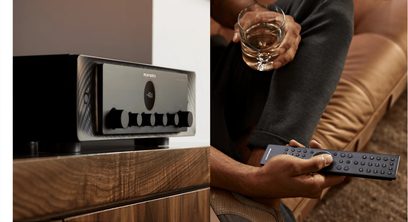 Marantz Model 40n zwarte hi-fi stereo-versterker, afstandsbediening, hand met glas whisky, close-up vooraanzicht