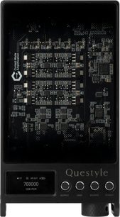 DAC portabil pentru căști Questyle negru, cu capac transparent care lasă la vedere placa de circuit imprimat și ecran frontal cu butoane