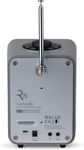 Rádio de mesa Ruark Audio R1S, vista traseira, caixa de plástico cinza, antena telescópica de metal, portas USB-C, DC e de áudio