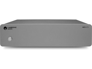 Cambridge Audio MXW70 effektförstärkare i grått aluminium med stilren front, rektangulärt chassi med matt finish och rund strömbrytare till vänster