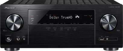 Pioneer VSX-832 sort hjemmebiografsforstærker, set forfra, sort front med LCD-skærm, knapper og stik, to sølvfarvede drejeknapper