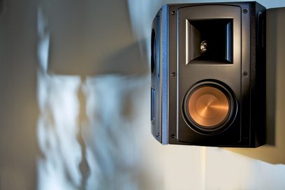 Klipsch RS-62 MkII højttalerkabinet i sort, tæt frontbillede med synlig diskant- og mellemtone/basenhed i kabinettet