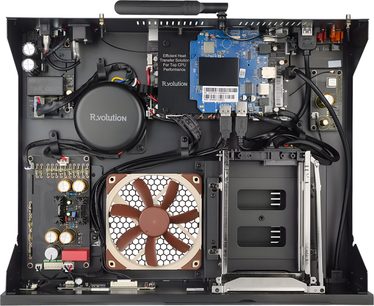 Multimediální přehrávač R_volution Play Pro 8K TV otevřený, vnitřní pohled s elektronickou kartou a ventilátorem