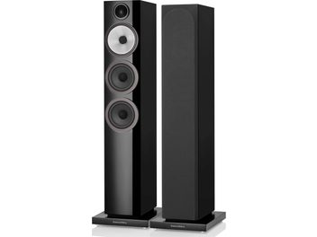 Dwa czarne głośniki podłogowe Bowers & Wilkins 704 S3, widok z przodu na białym tle, w studio