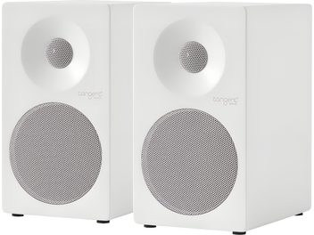 Dwa białe głośniki półkowe Tangent Spectrum II X4 z perforowanymi metalowymi osłonami, widok z trzech czwartych z przodu