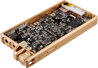 Audiofil afspiller Questyle QP2R guld, top-down vinkel, åben gylden kabinet der afslører de indvendige elektroniske komponenter