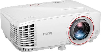 BenQ TH671ST fehér vetítő, előlről és oldalról látható, objektív piros körrel, légzőnyílásokkal