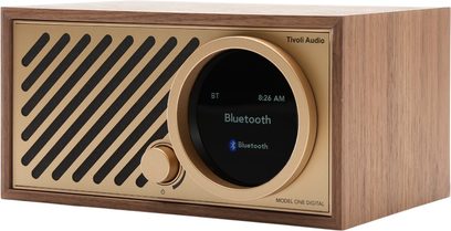 Radio Tivoli Audio Model One Digital, cabinet in noce, frontale oro, schermo circolare, manopola, griglia obliqua, vista 3/4 anteriore