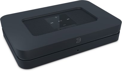 BlueSound Node 2 sort netværksaudioafspiller, rektangulært mat sort kabinet med perforeret gitter på toppen, set forfra