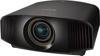 Sony VPL-VW590ES sort videoprojektor, set forfra, centreret linse med koncentrisk gitter, afrundet mat sort kabinet