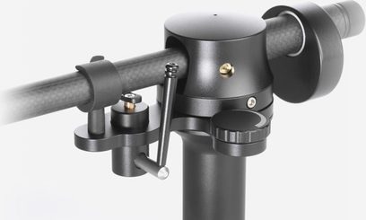 Juodos matinės metalinės ClearAudio Tracer TA044B vinilo grotuvo galvutės svirtis su priesvoriu, svirties keltuvu ir matomais laidais, rodoma iš šono