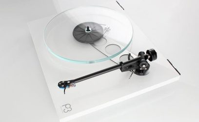 Toca-discos de vinil Rega Planar 3 branco lacado, vista superior em mergulho, braço de leitura preto, prato de vidro, fundo branco