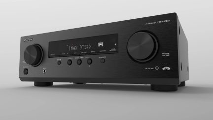 Černý audio-videoreceiver, přední panel, pohled zepředu, s tlačítky, ovládacími knoflíky, displejem "IMAX BTS:X", porty a logem "MASTER VOLUME"
