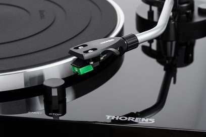 Gramofon Thorens TD 204 A v černém laku, raménko s přenoskou, zdvihač raménka, tlačítka start/stop, detailní pohled