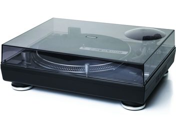 Reloop RP7000 vai RP8000 melna vinila atskaņotāja ar caurspīdīgu pleksiglasa vāku, skats no priekšpuses trīs ceturtdaļu leņķī