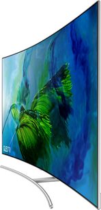 Buet Samsung QE55Q8C-tv, der viser en grøn fjer på en blå nedtonet baggrund, set fra siden på en metalfod
